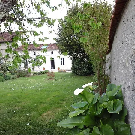 Viticole Avec Jardin Clos, Terrasse, Jeux Et Visites De Distillerie En Charente - Fr-1-653-30 Holiday home *